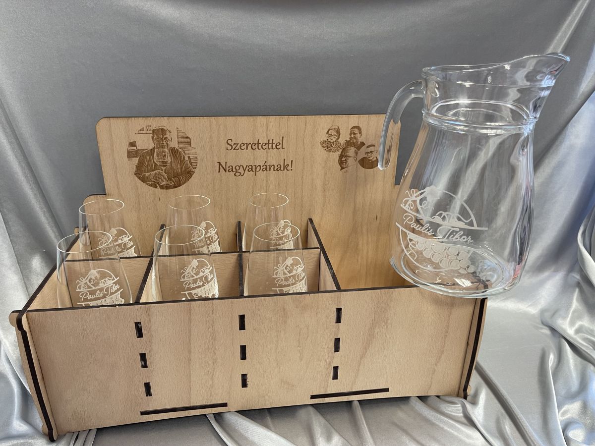 set gravírovaných pohárov na víno s džbánom v originálnej krabici
