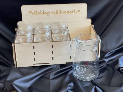 set gravírovaných pohárov na víno s džbánom v originálnom krabici